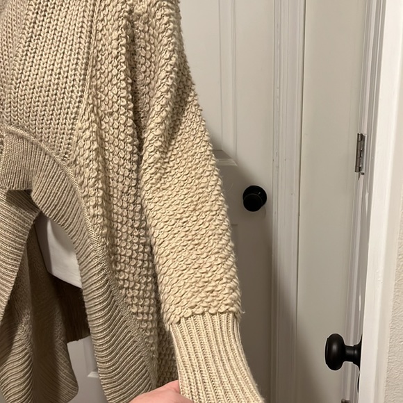 NWOT: Oatmeal colored Banana Republic heavy sweater made of Italian yarn. Size L - Picture 6 of 6